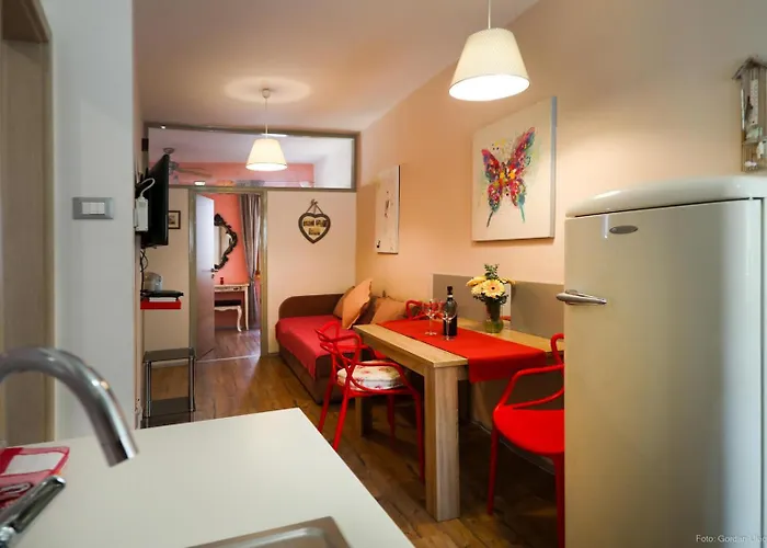 New 40 Old Town * 로비니